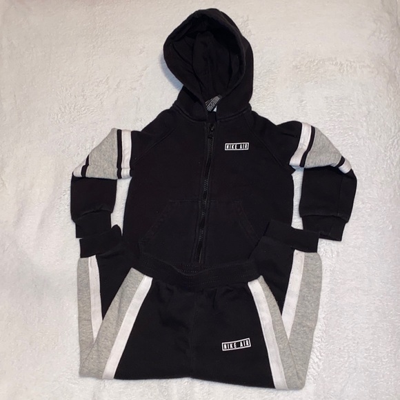 Nike toddler hoodie & jogger set (24M) - Picture 9 of 9